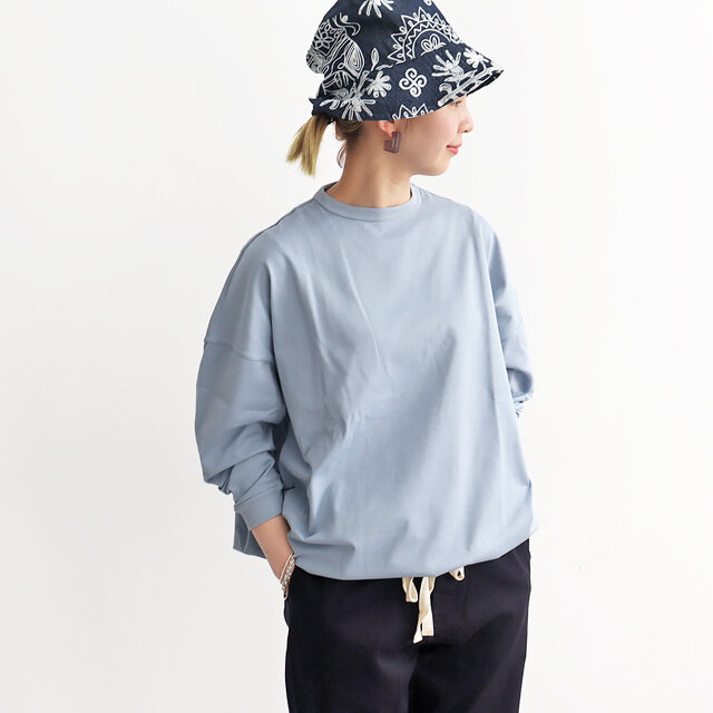 薄手の生地でゆったりのサイズ感なので、
少し蒸し暑くなる季節でも快適に着ていただけますよ〜