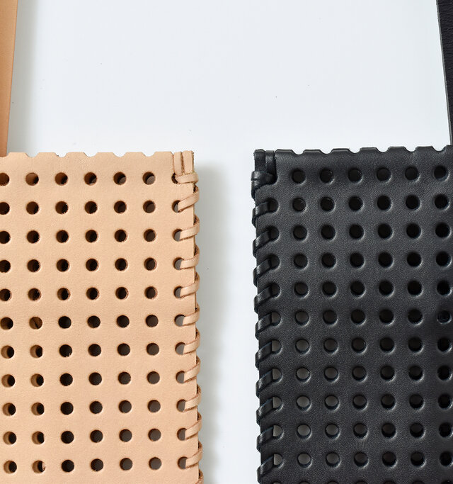表面の無数の穴がカゴ編みの様に見えるKAGOシリーズ。パンチングレザーを使ったフラットタイプのショルダーバッグです。縫い目のないSEAMLESSシリーズと同じく縫製は行わず、切り出したパーツをレザーコードで巻いて組み上げたイロセらしいデザインです。