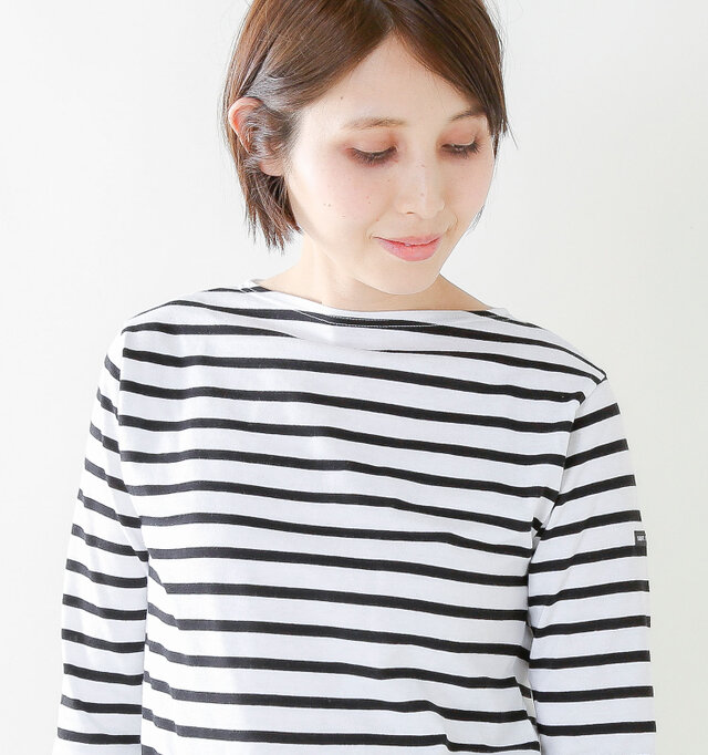首元に寄り添う浅めのボートネックが春夏らしく爽やかで上品な印象です。肌の露出も抑えられるので、これからの紫外線が強くなる季節に重宝します。