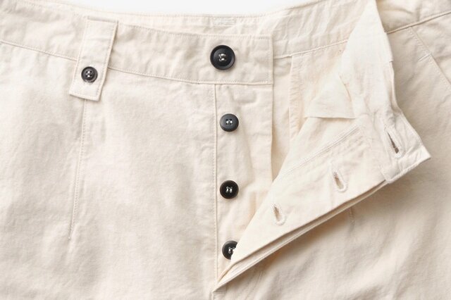 前開きはボタンフライ仕立て。