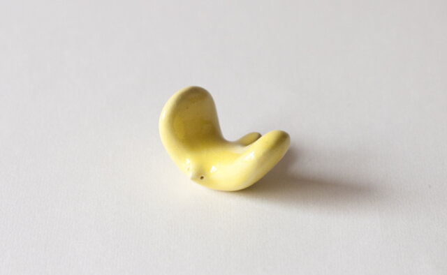 鳥の正面。きょとんとしたような、素朴な表情が愛らしいですね。一番個性の出るお顔、どの子が届くかはお楽しみ。