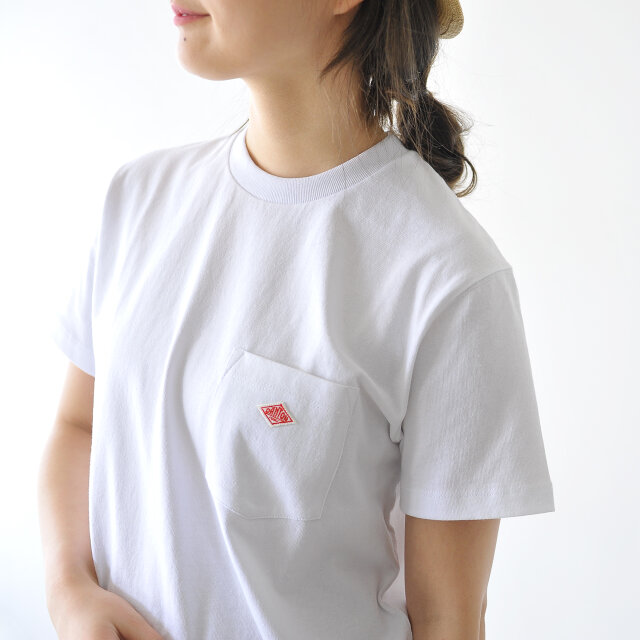 きゅっとコンパクトで、シンプルなクルーネック。
ネックは伸縮性のあるリブ仕様で、優しくフィットします。