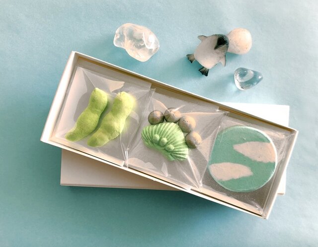 えだまめ(ずんだ味(えだまめ&餡))・松と山(プレーン・ほうじ茶)・池に空(ジンジャエール)と、夏の思い出が詰まったわさんぼん日和。涼しげな色味が夏らしい一品。