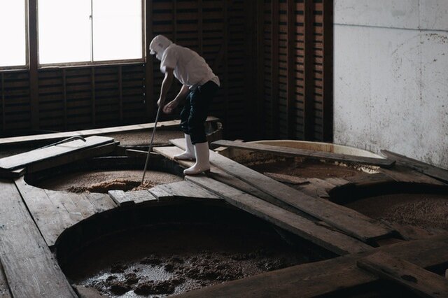 【酢屋茂】発酵や醸造を主体とした日本古来の伝統製法を守り、忠実に醤油作りを続けています。