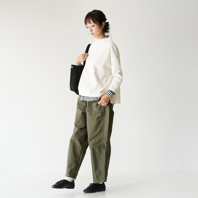 モデル:162cm / 43kg
color : ecru
----------
▼モデル着用感
普段着用サイズ: <TOPS>Sサイズ / <BOTTOMS>Sサイズ
着丈ちょうど良いです。 身幅はゆったりとしていて、楽ちんです。