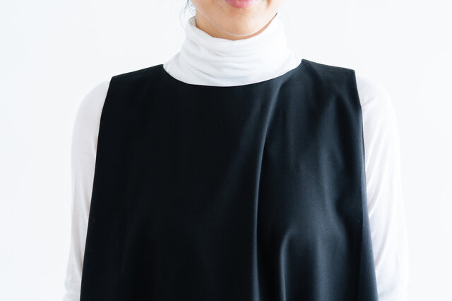 ウール混の素材感で上質な印象に。結婚式などのきちんとした場でもおすすめの一枚です。