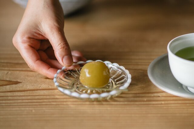 梅漬けや梅干しとの相性もいいのがガラス豆皿。涼しげでこれからの季節にピッタリ。
