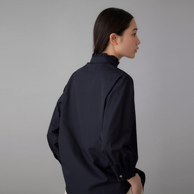 後ろ姿にもフリルがのぞき、さりげなく可憐な印象に。