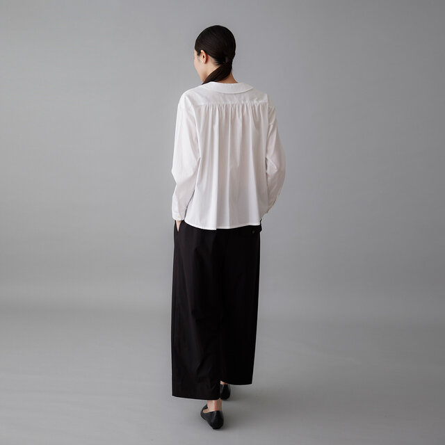 後ろ身頃に寄せた細やかなギャザーが、奥行きのあるシルエットを生み出します。