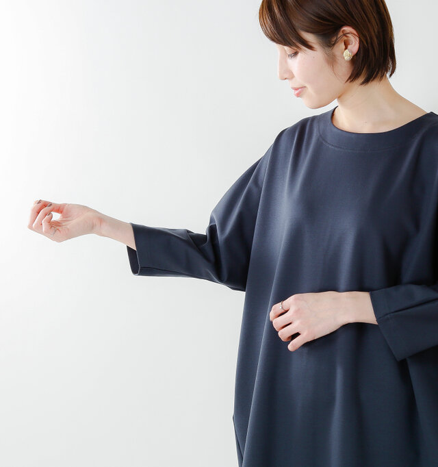 お袖はゆったりしたドルマンスリーブ。7分袖が腕回りをすっきりと見せます。
両サイドには便利なポケット付きです。