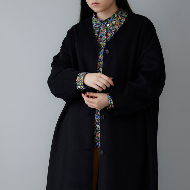 落ち着きの中に凛とした印象を添えるクロ。シルエットの美しさを引き立て、装いを静かに格上げしてくれます。