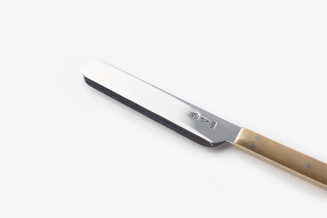 刃先が薄く、果物ナイフのようにも使えます。