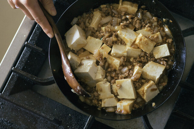 お豆腐の形を崩さないように優しく混ぜる。これが、麻婆豆腐のポイントですよね。