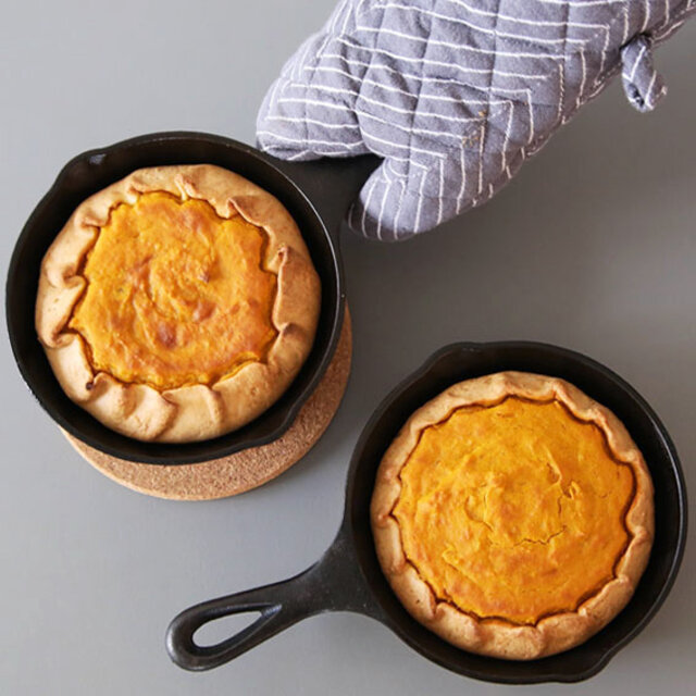 ふわっとしたパンケーキから定番の煮込み料理、焼き目をつけたジューシーなステーキ。
幅広く調理に使えるロッジのスキレット。
武骨な黒は、食材をいっそう鮮やかに見せてくれます。
使い込んで、自分色に育てられるスキレットを、ぜひ一度お試しください。