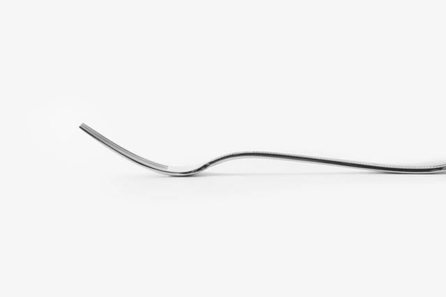 美しい流線型がしっかりと手と口に馴染みます。