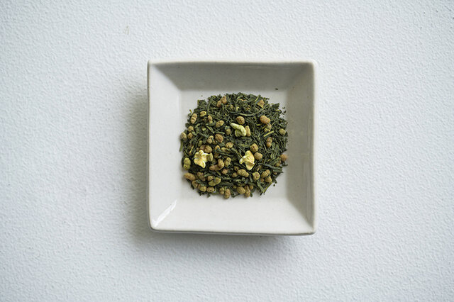 自家茶園の茶葉でつくる緑茶と微粉末茶、国産玄米をバランス良くブレンド。