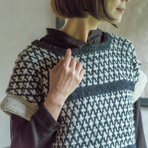 sisam|木彫り窓をモチーフにした編み模様のTシャツ感覚ニットベスト【手編み】【ウール100%】【重ね着】 / カザリマドベスト