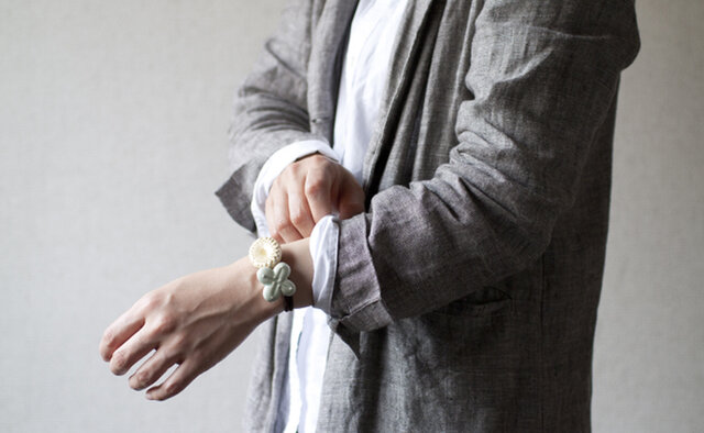 ブレスレットのように腕につけても素敵。シンプルなお洋服の袖をまくって、お花をさりげなく目立たせて。