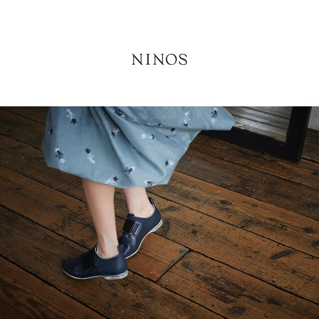 コレクションブランドでメンズシューズに携わってきたデザイナーが提案する、NINOSの靴。
こども靴から始まったNINOSは、その中で得た知識や技術を礎に、今では赤ちゃんから大人まで「誰にとっても心地よい靴」を提案。
外反母趾やむくみなどに対応する工夫が随所に施され、大人にとっても心地よく、疲れない靴として完成しました。