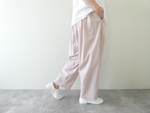 ヒップから太ももにかけてはゆとりを持たせ、裾に向かって自然に丸みを帯びるコクーンライン。体のラインを拾いすぎず、リラックス感がありながらも、すっきりとした印象に見せてくれます。