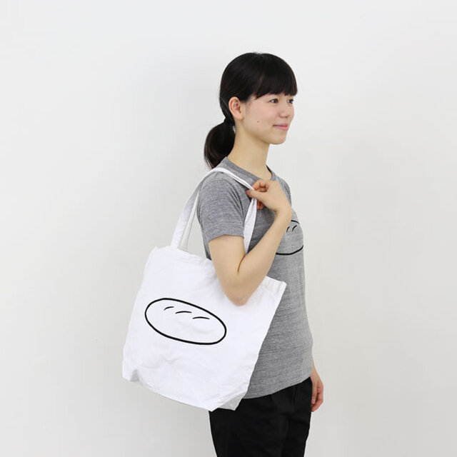 2013年10月、Noritakeさんが小豆島のアーティストレジデンス「ei」滞在中、坂手でお店を経営する人々と交流しながら制作した冊子「坂手17の店」に掲載された、パンのイラストをモチーフとしたトートバッグ。