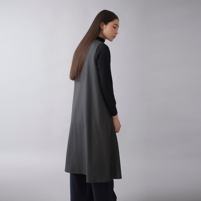 動くたびに美しいドレープが際立ち、穏やかで上品な表情を見せます。