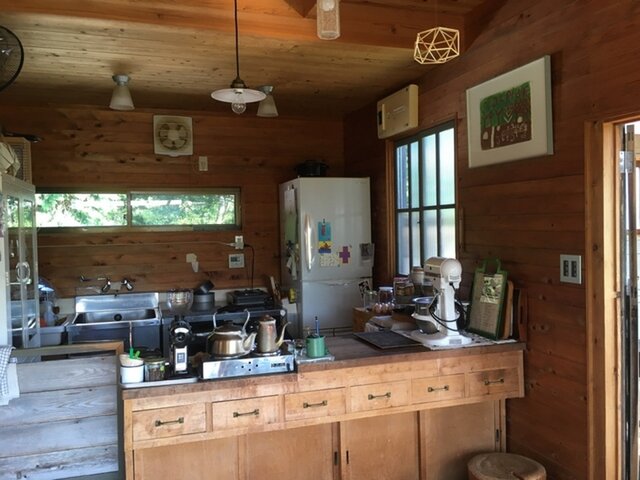 キッチン全景。小さなスペースでコーヒーを入れ、ケーキや焼菓子を作ってます。