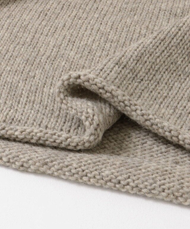 無染色の羊毛を手で編み上げた暖かみのある素材感。
風合いを楽しめるざっくりとした編地です。