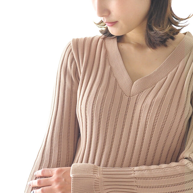 女性らしいセンシュアルな魅力を引き立てるVネックに、ピッタリとしすぎない程よいシルエット。
ざっくりとしたリブ編みには伸縮性があり、楽な着心地に。縦のラインが着やせ効果を演出します。