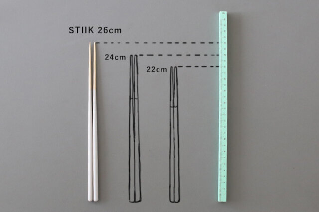 STIIKは、一般的な箸より少しだけ長さがあります。
それにはちゃんと理由があるんです。

まず、箸の主流サイズは22~24cm。ご存知でしたか？
これは「一咫半(ひとあたはん)」といい、親指と人差し指を広げた長さの 1.5 倍のこと。
江戸時代に決められた理想の箸の寸法です。
それから 300 年あまりを経て、私たちの平均身長は伸び、
机や椅子のサイズも高くなっているのに、毎日使う箸の主流サイズは未だに江戸時代止まり。