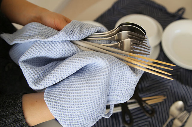 木製の箸が主流な中、STIIKは”竹製”。竹はとても軽くて水の腐食に強く、 しかもしなやかで強靭。
つまり箸には最適な素材!
使ってみると気がつくと思いますが、
木製の箸だとパキっと折れてしまいそうな力の入った瞬間も、竹だと「しなる」。
STIIK の、 26cm と通常の箸よりも長く細い形状は、竹だからこそ実現できたデザインです。
それと、丸い箸‥転がりそうですよね?その点も、ちゃんと考えました。
竹特有の”ふし”を利用して転がりにくい設計になっています。
使ったあとは、サッと手早く水洗いして完全に水分をふき取り、
風通しのよい場所で充分に乾燥させましょう。
2019年2月リリース分より、箸先まで塗装されましたので家庭用の食洗機もお使いいただけます。