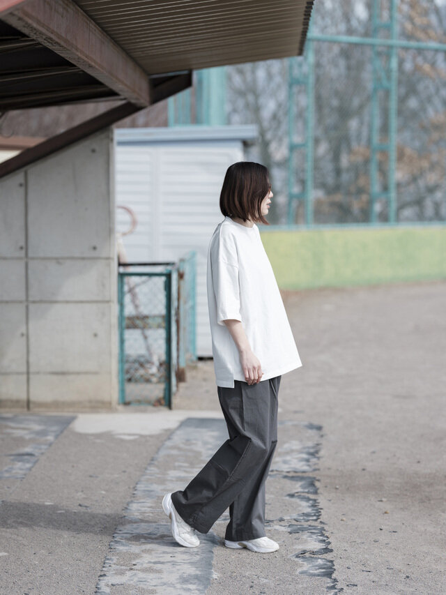 身長 170cm サイズ M-L 着用 (パンツ:リラックス セミワイドパンツ) ワイドパンツと合わせればフォーマルな印象に。