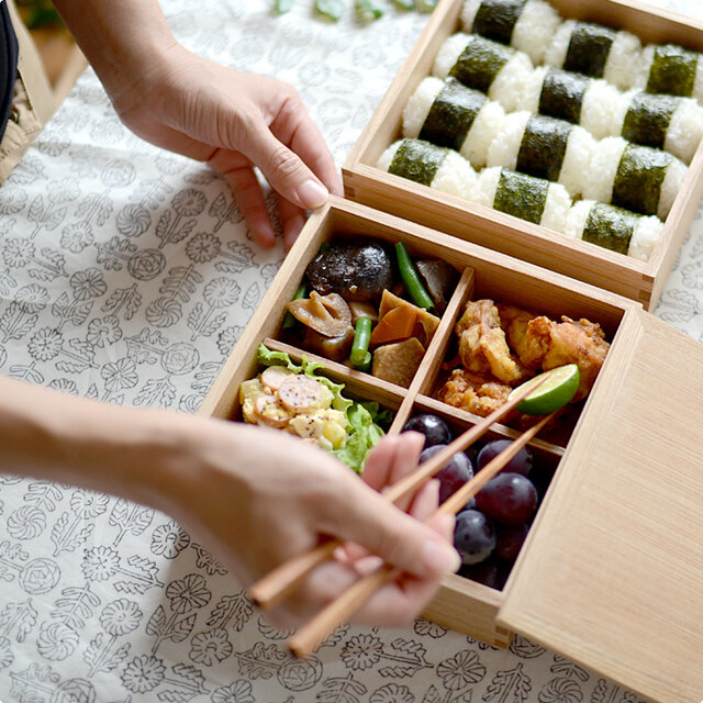 洋風のお料理とも相性が良いので、お正月のおせちの他に、運動会やお花見、ピクニックなど、使うシーンを選ぶことなく活躍してくれます。
オードブルなどをさっと盛り付けて、持ち寄りパーティーに持参すると、テーブルが華やかになるので喜ばれそうですね。
お料理を美しく演出してくれる、四つ切り、六つ切り、九つ切りの3種類の仕切り板や、段が追加出来るよう一段のみでの販売も行っています。
追加アイテムを上手に使って、より一層活用してくださいね。
