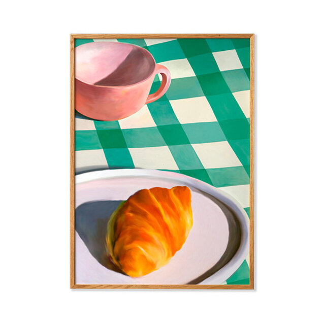太陽の下でのんびりと過ごす朝の気分をお届けする「French Sunday」。緑と白の典型的なパリのテーブルクロスの上に、印象的なピンクのコーヒーカップが置かれ、クロワッサンが添えられています。シンプルで誠実なこの構図は、ゆっくりと人生のシンプルな瞬間を楽しむよう誘います。