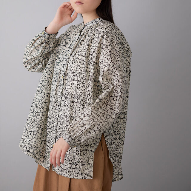 <Mortimer>は、シロとクロの2色使い。繊細な線で描かれた花柄が、上品な表情をつくります。