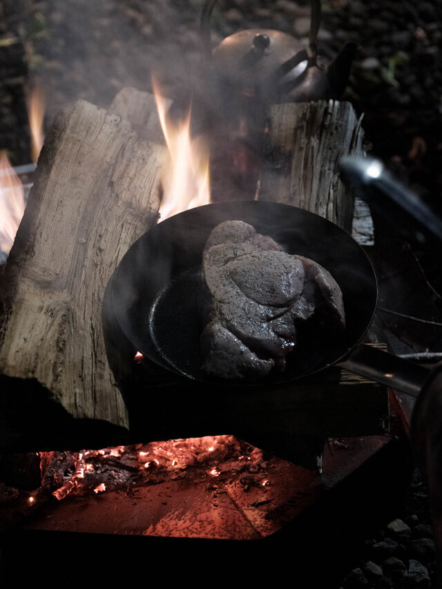 焚き火を使って料理できるのも、鉄のフライパンの醍醐味