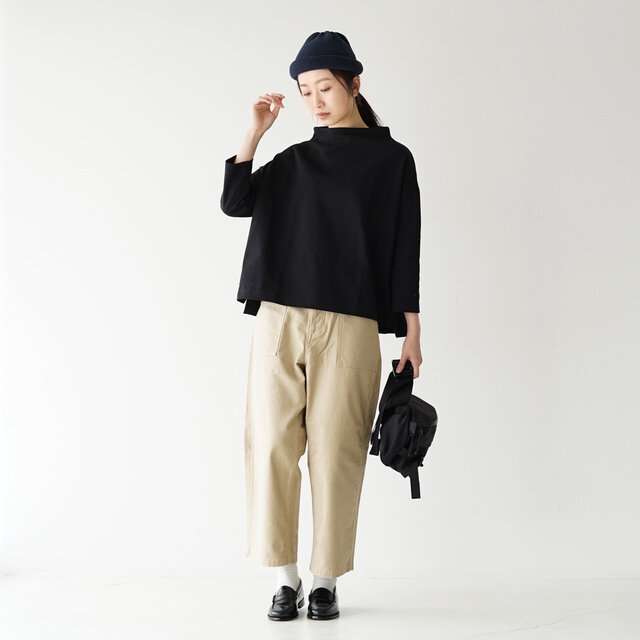 モデル:166cm / 47kg
color : black
----------
▼モデル着用感
普段着用サイズ: <TOPS>Sサイズ / <BOTTOMS>Mサイズ
しっかりとした生地感ですが、ごわつき無く、形も綺麗に出て着やすいです。
首元の立ち上がりがとっても可愛かったです。