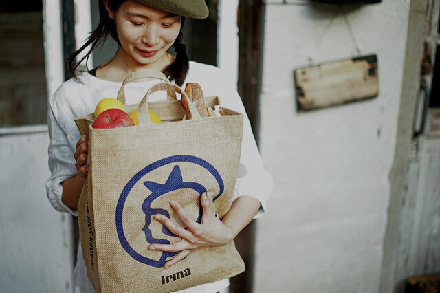 食料品など毎日のお買い物にエコバッグとして使えます。