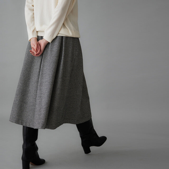 軽やかな丈感とすっきりとした後ろ姿で、品よく整います。