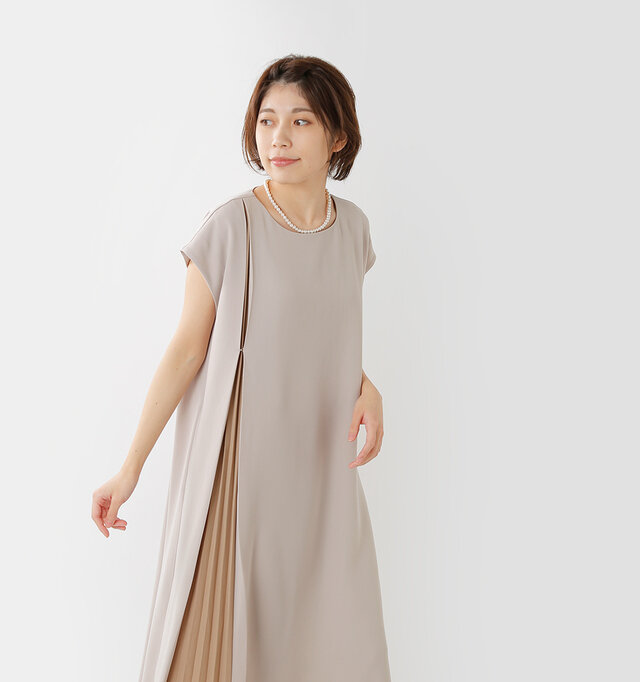 歩くと見え隠れする
サイドのプリーツを
忍ばせたワンピース。
結婚式や2次会、
パーティー、およばれなど
華やかなシーンに
ぴったりな1枚です。