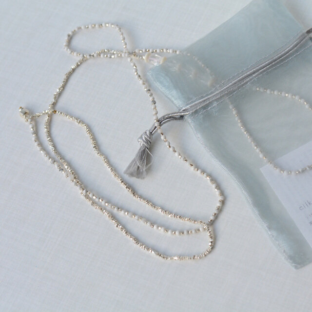 こちらはホワイトのネックレス。付属のオーガンジーと一緒にお届けします。