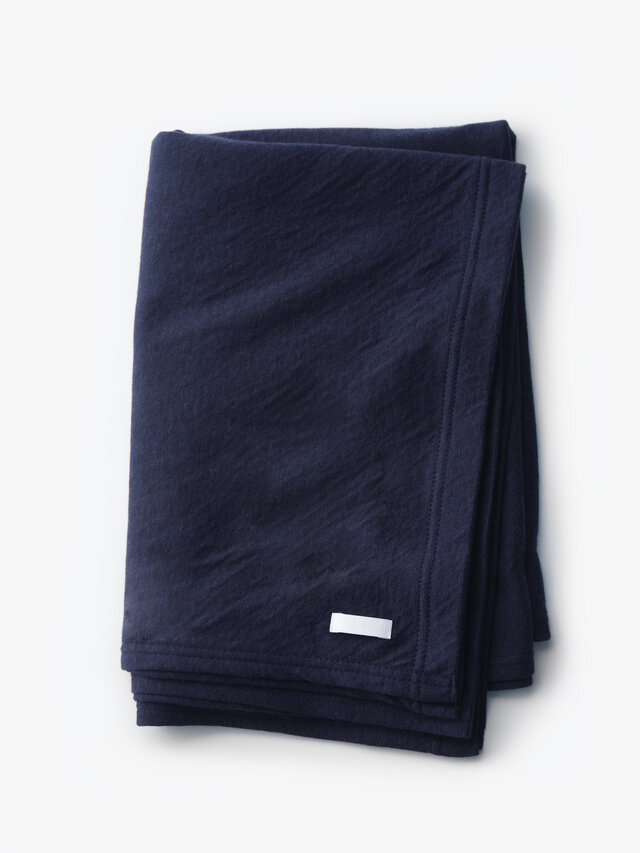 縦 約66cm × 横 約198cm と広げれば大ぶりなサイズ。コンパクトに畳めるので持ち歩きにも便利です。