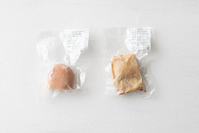 鶏ハムの種類は2つ。左側：胸肉、右側：モモ肉。