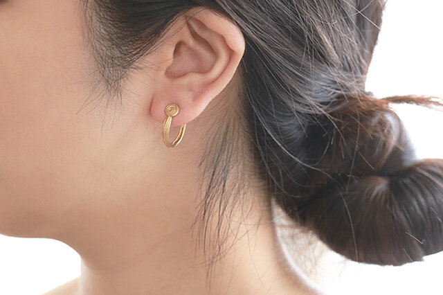 ↑
フープのように見えますが
実際はスタッズタイプのピアス。