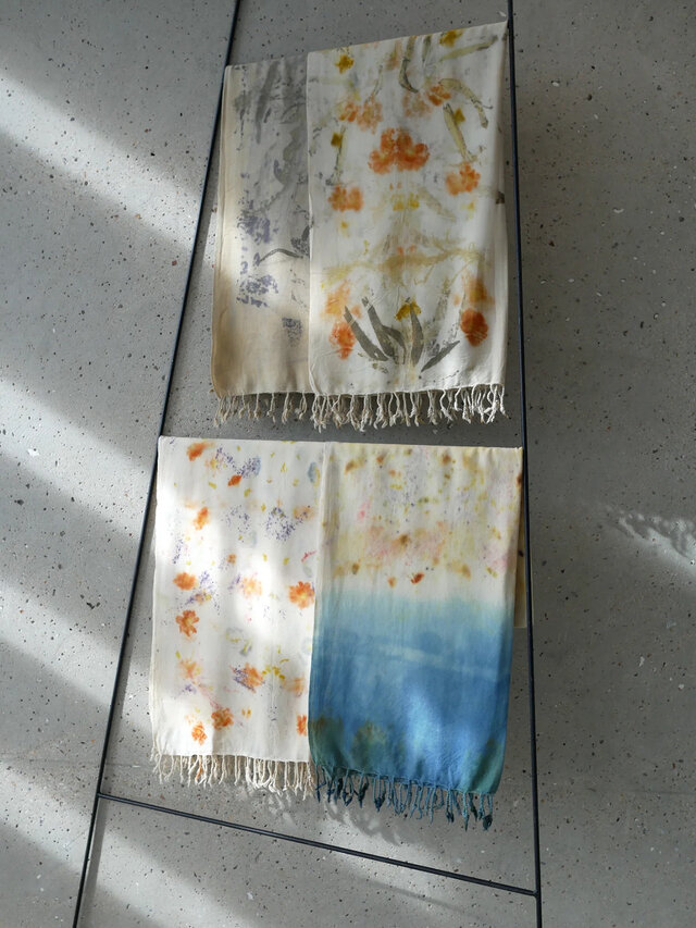 WHOLEのテキスタイルは、使うほど、色も素材も、豊かに変化します。