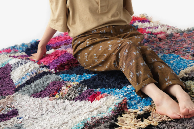 タテ糸とヨコ糸の重なりで生まれる絶妙な色合いは久留米絣ならでは。