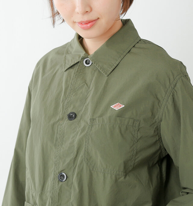 さらっと前を開けて羽織ったり、きっちり閉めてハンサムに着こなしても◎。
大きめのワイドカラーはワークでどこか無骨な雰囲気に。