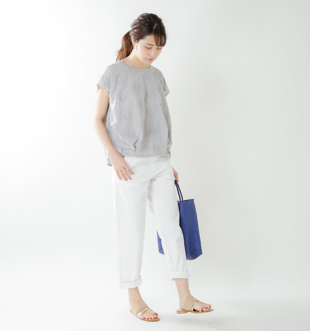 model kanae:167cm / 48kg
color : gray / size : S
ホワイトカラーのボトムスなど、カジュアルなコーデの時に合わせても軽やかな質感と落ち着いたカラーで上品な装いにまとめてくれます。ラフに着ても丸みのあるネックラインで、女性らしさを添えてくれるのも嬉しいですね。