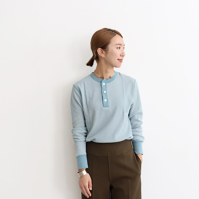 最後に新色のブルーがこちら!
淡い水色が可愛らしい爽やかなカラーです。
リブやヘンリー部分を切り替えた配色は羽織りモノやベストなどのアイテムから
覗かせても可愛いので、色々な着回しを楽しめそうですね◎
