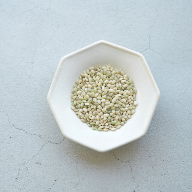 緑米もち米は、玄米でのお届けです。白米や分つき米に混ぜるだけ（目安：1合に対し大さじ1）。精米の必要はありません。